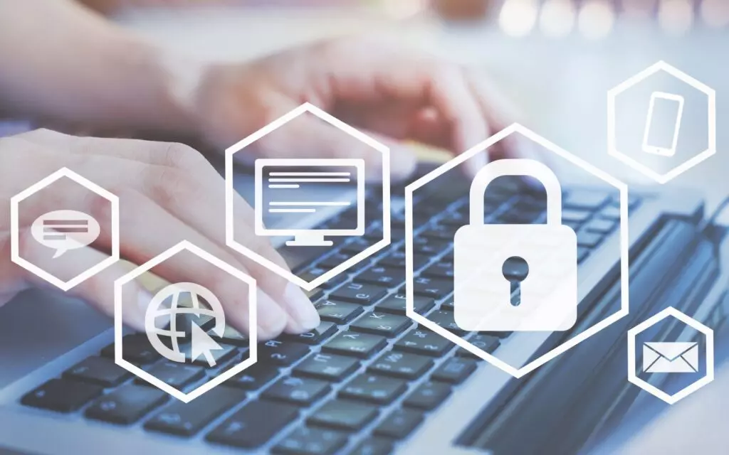 Person tippt am Laptop mit Icons für IT-Sicherheit, Internetzugang und digitale Kommunikation